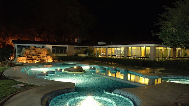 Una casa moderna con piscina y zona de hidromasaje.