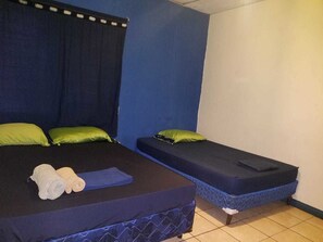 Quarto standard, várias camas, banheiro compartilhado