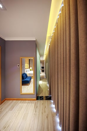 Minibar, in-room safe, desk, blackout curtains - Varia Hotel (Phu Quoc)