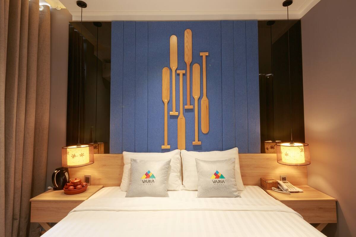 Deluxe Suite, 1 King Bed | Minibar, in-room safe, desk, blackout curtains