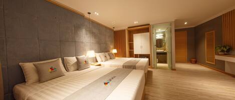 Chambre Quadruple Supérieure, 2 grands lits | Minibar, coffres-forts dans les chambres, bureau, rideaux occultants