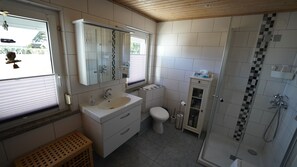 Dusche, Haartrockner, Handtücher, Seife