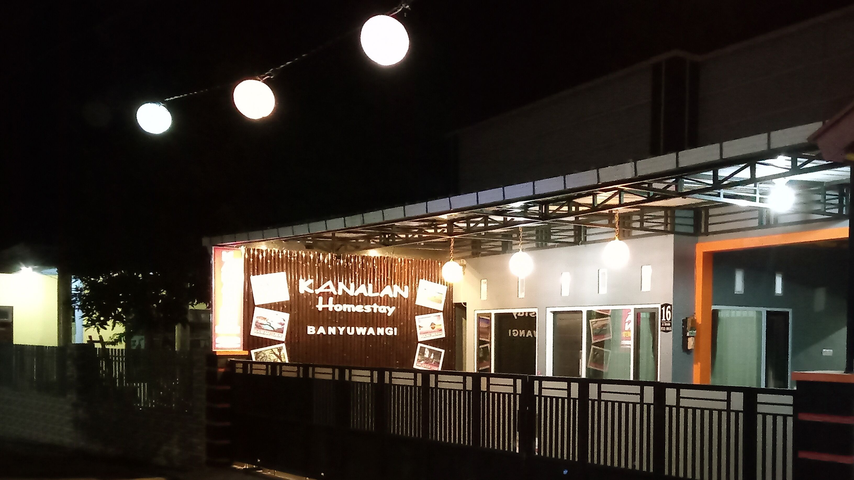 Fachada da propriedade à noite