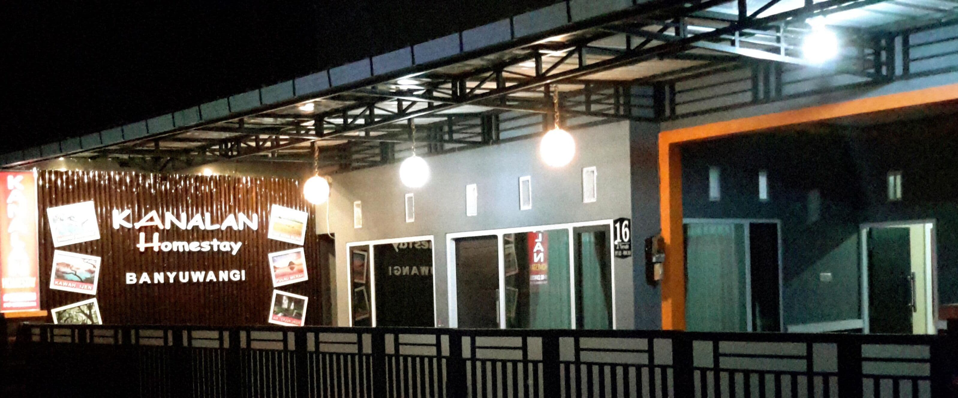 Overnatningsstedets facade – aften/nat