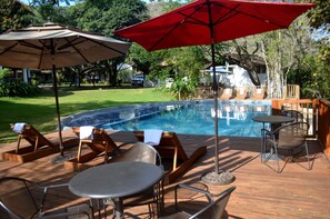 Outdoor pool, pool umbrellas, sun loungers - Hotel Sommeil Natural Resort (Jalcomulco)