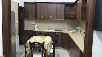 Apartemen Deluks | Dapur pribadi | Lemari es, oven, kompor, dan ketel listrik