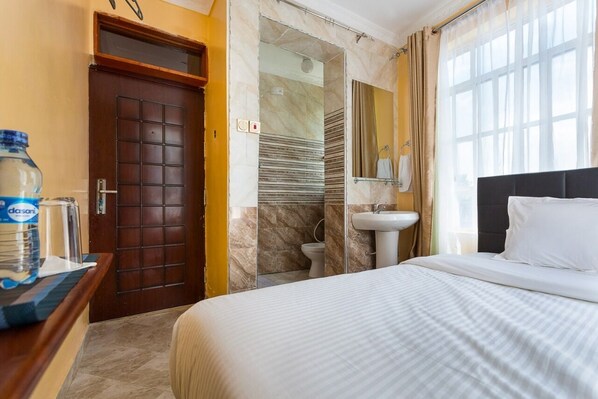 Premium bedding, memory foam beds, desk, laptop workspace - Kentania Hotel (Nakuru)