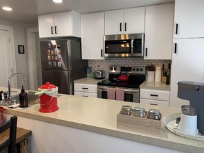 Kjøleskap, mikrobølgeovn, ovn og kokeplater