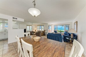 Een televisie, een dvd-speler, boeken en een filmbibliotheek