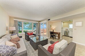 Tv, dvd-spelare, böcker och ett filmbibliotek