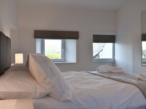 4 bedrooms, free WiFi, bed sheets - 4 bedroom accommodation in Carlton-in-Coverdale (Carlton-in-Coverdale)