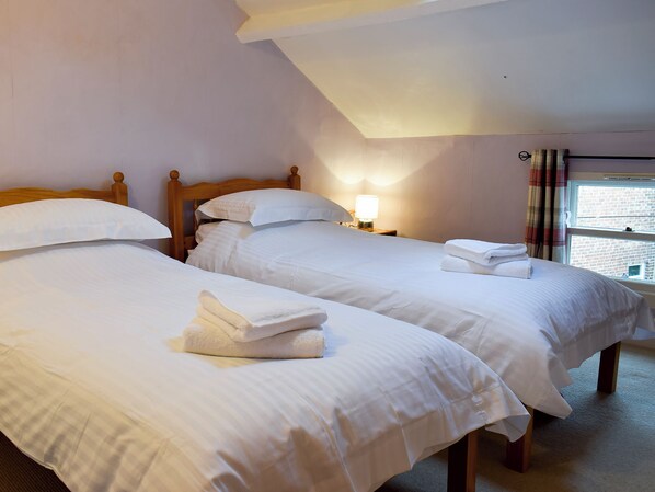 3 室のベッドルーム、WiFi (無料)、ベッドシーツ