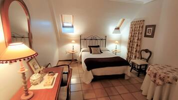 3 dormitorios, escritorio, tabla de planchar con plancha y cuna de viaje