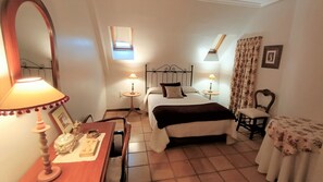 3 chambres, bureau, fer et planche à repasser, lit parapluie