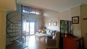 Een televisie, een dvd-speler en boeken