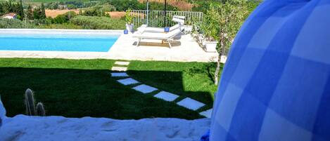 Una piscina al aire libre