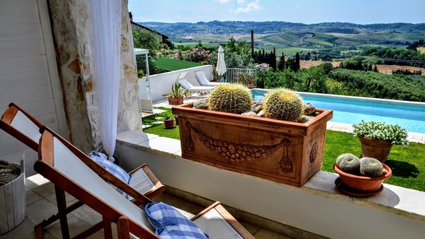 A balcony with a pool, a wooden planter with cacti, and a lounge chair. - Enjoy breathtaking view and sunsets from the Swimming pool - Casa Magnolia LUNA (MORRONA, TERRICCIOLA)
