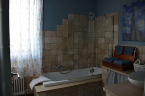 Ducha y bañera combinadas, secador de pelo, bidé y toallas