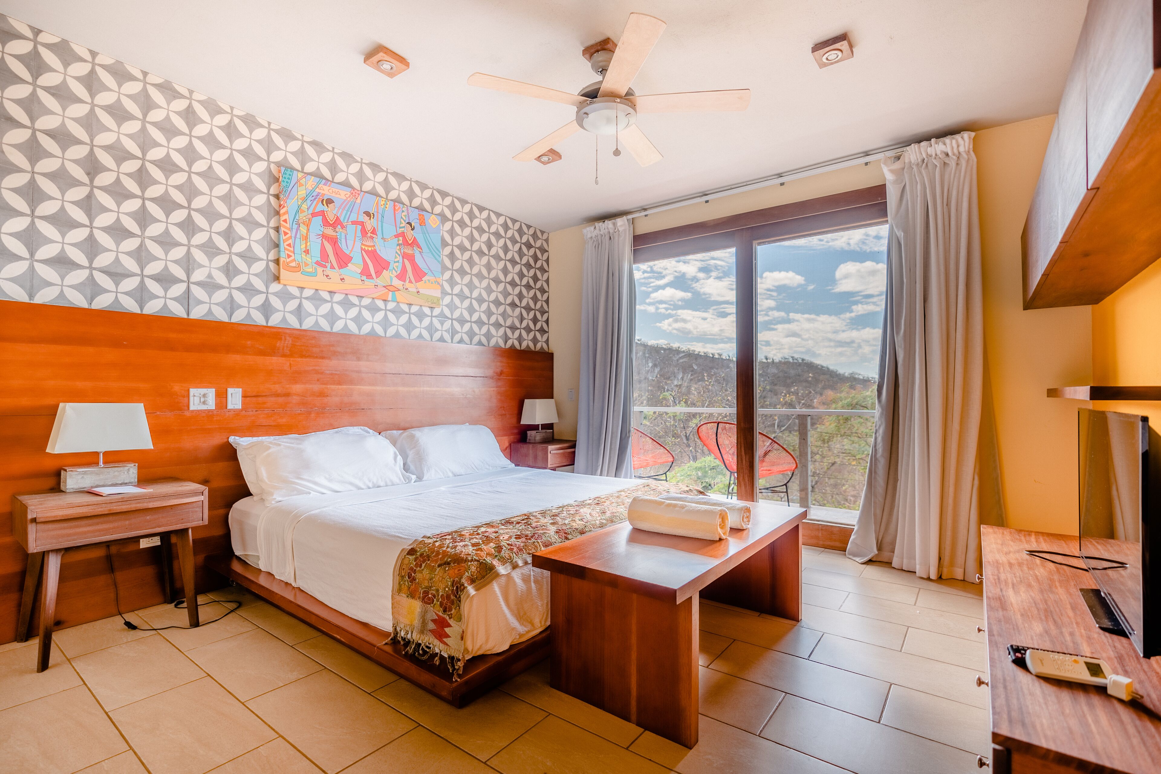 Rumba Suite #2 | Minibar, decoración personalizada y espacio para trabajar con laptop 