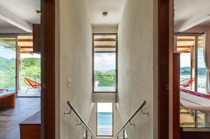 Minibar, decoración personalizada y espacio para trabajar con laptop 