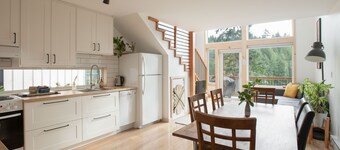 ビューとキッチンのあるLE CHALET WATERFRONT RETREAT