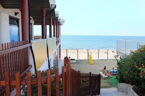 Un balcón con vista a la playa y al océano.