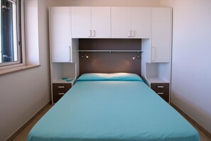 Apartamento Deluxe, 2 habitaciones, vistas al mar | Sistema de insonorización y camas supletorias
