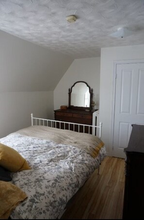 3 dormitorios, tabla de planchar con plancha, wifi gratis y ropa de cama