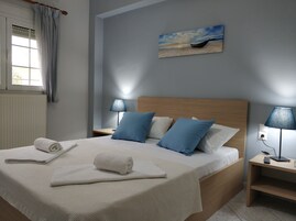 1 habitación, sistema de insonorización y tabla de planchar con plancha 