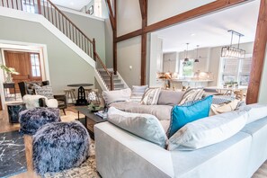 Televisión, chimenea, futbolito