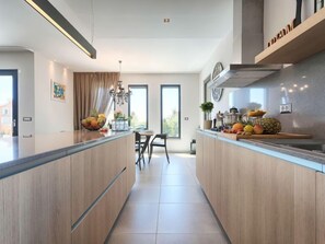 Kühlschrank, Mikrowelle, Ofen, Geschirrspüler