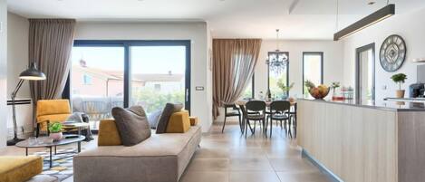 电视、桌上足球