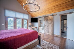 4 bedrooms, Internet, bed sheets - Spacious Sunriver Home with Hot Tub, Patio & Foosball (Sunriver)