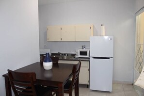 Kühlschrank, Mikrowelle, Wasserkocher mit Kaffee-/Teezubehör