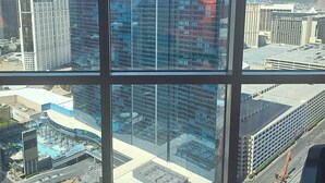 Vista di un hotel moderno con facciata in vetro, diversi piani e un cartello Hilton Grand ben visibile.