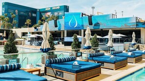 Utomhuspool och uppvärmd pool