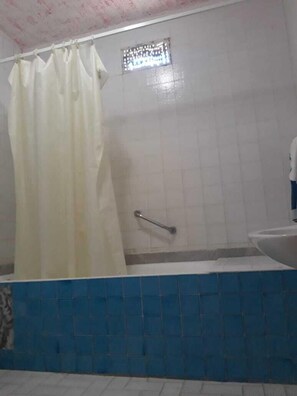 Combined shower/bathtub, hair dryer, towels, soap - Hotel Hamilton - Kaly Center (Hammamet)