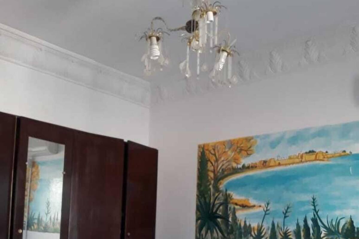 Cortinas blackout, wifi gratis y ropa de cama 