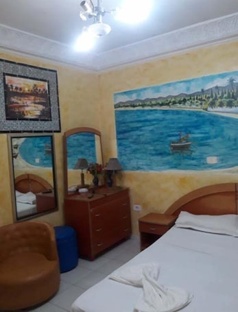 Habitación individual, vista a la ciudad | Cortinas blackout, wifi gratis y ropa de cama