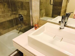Handtücher, Seife, Shampoo, Toilettenpapier