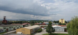 Trippelrum - utsikt mot innergården | Utsikt från rummet