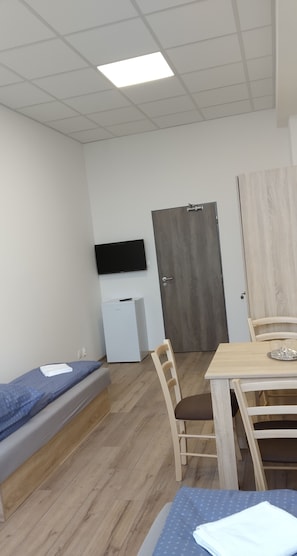 Dreibettzimmer, Blick auf den Innenhof | Schallisolierte Zimmer, Bügeleisen/Bügelbrett, kostenloses WLAN