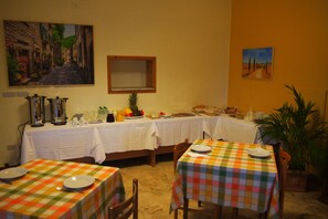 Free daily continental breakfast