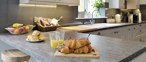 Geschirrspüler, Hochstuhl, Kochgeschirr/Geschirr/Besteck