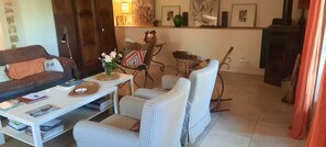 TV, books - Charming house between Salagou and Larzac and Saint Guilhem le Desert  (Fozieres, Lodeve)