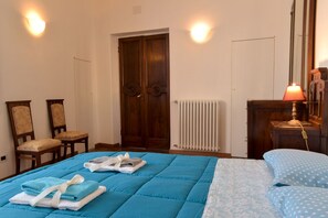 3 quartos, escrivaninha, ferros/tábuas de passar roupa, berço de viagem