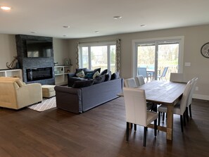 Smart TV, chimenea y libros 