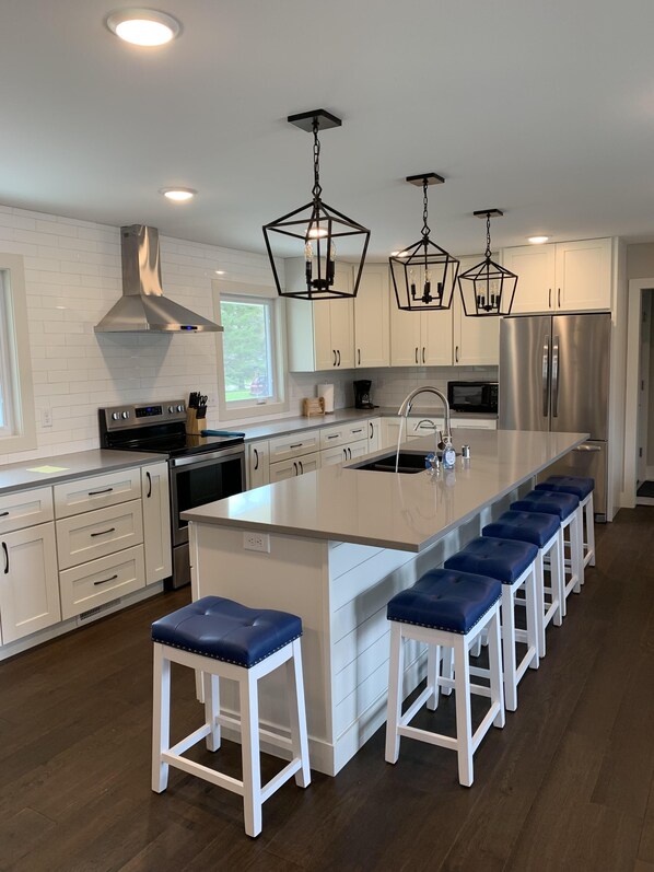 Refrigerador, microondas, horno y parrilla de estufa 