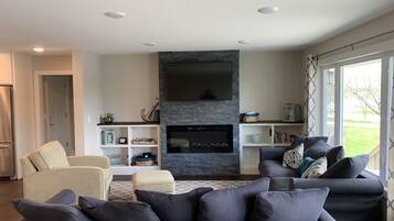 スマートテレビ、暖炉、書庫