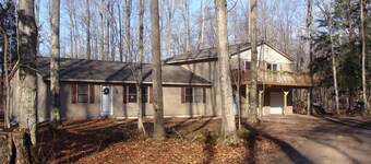 4 Bedroom/2 Bath Home 20 Acres of Woods - Hot Tub
